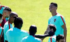 Ronaldo có nghĩa cử cao đẹp trước trận chung kết EURO 2016.