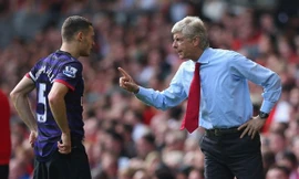 HLV Wenger muốn mang Vermaelen trở lại M.U.