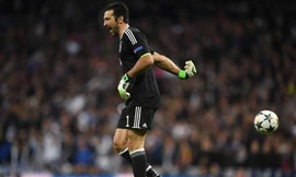 Thủ thành Gianluigi Buffon thất vọng khi chia tay Champions League bằng 1 thẻ đỏ.