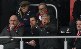 HLV Arsene Wenger thất vọng khi Arsenal thua ngược.