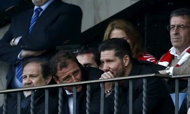 Simeone ngồi trên khán đài theo dõi hiệp hai.