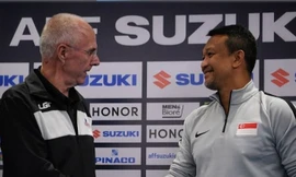 HLV Sven-Goran Eriksson và HLV Fandi Ahmad trong buổi họp báo trước trận đấu.
