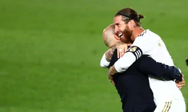 HLV Zinedine Zidane ăn mừng chức vô địch La Liga cùng Sergio Ramos.