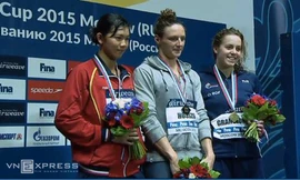 Ánh Viên trên bục nhận huy chương.