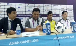 HLV Worrawoot Srimaka của Olympic Thái Lan.