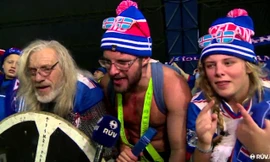 Các CĐV Iceland cho thấy tình yêu bóng đá mãnh liệt của mình.