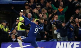 Morata ăn mừng bàn mở tỷ số cho Chelsea.