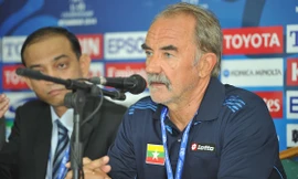 HLV Gerd Zeise cảm thấy xấu hổ vì thua U22 Malaysia.