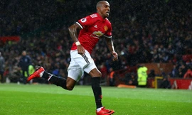 Ashley Young tỏa sáng trước Watford.