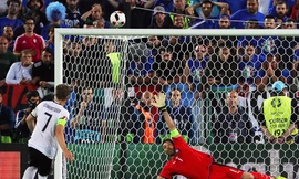 Schweinsteiger sút hỏng từ chấm 11m,