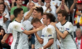 Gomez ăn mừng bàn thắng duy nhất của trận đấu.