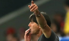 Loew lại có hành động mất vệ sinh.