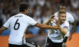 Mustafi ăn mừng bàn mở tỷ số cho Đức.