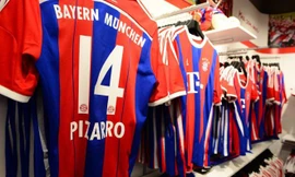 Những chiếc áo đấu của Bayern Munich có giá không hề rẻ.