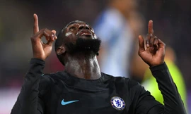 Tiemoue Bakayoko trên đường gia nhập AC Milan.