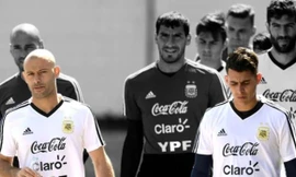 Javier Mascherano và Cristian Pavon chút nữa đã tẩn nhau.