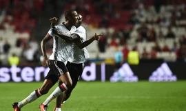 Anderson Talisca ăn mừng bàn thắng cho Besiktas.