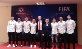 Chủ tịch FIFA Gianni Infantino chụp hình cùng các cầu thủ U23 Việt Nam.