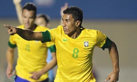 Paulinho ăn mừng cú hat-trick cho ĐT Brazil.