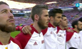 Pique có hành động phản cảm khi quốc ca Tây Ban Nha vang lên.