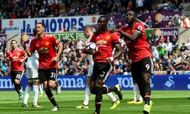 Bailly và đồng đội ăn mừng bàn mở tỷ số.