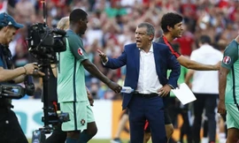 HLV Fernando Santos không hài lòng khi Hungary liên tục câu giờ ở những phút cuối.