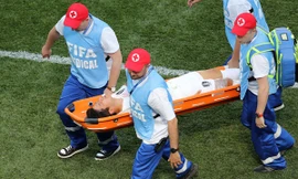 Park Joo-ho phải rời sân trên cáng trong trận đấu với Thụy Điển.