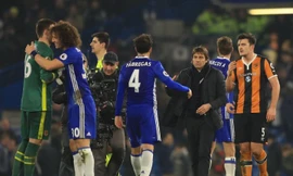 Fabregas không vui vì phải dự bị quá nhiều ở Chelsea.