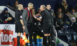 HLV Wenger tranh cãi với trọng tài Mike Dean.