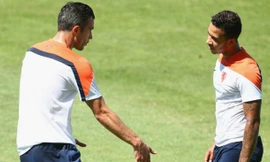 Van Persie suýt tẩn Depay.