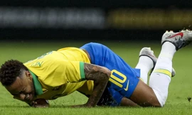 Vận đen liên tục bám theo Neymar.