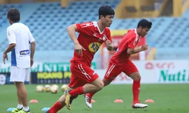 Công Phượng và đồng đội tập kín khi đến Hàng Đẫy.