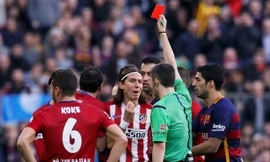 Filipe Luis bức xúc khi Atletico Madrid một lần nữa mất người khi đấu với Barcelona.