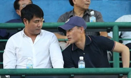 HLV Hữu Thắng (áo trắng).