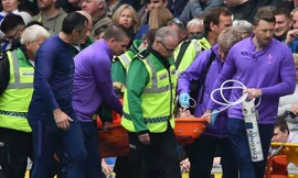 Hugo Lloris phải rời sân trên cáng.