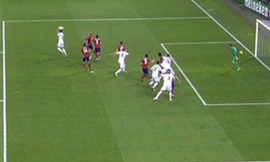 Ramos đã đứng dưới hàng thủ Atletico Madrid khi chạm bóng.