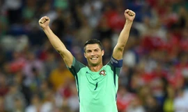 Ronaldo san bằng kỷ lục của Michel Platini.