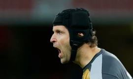 Petr Cech tiết lộ về chiếc mũ bảo vệ đầu.