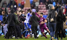 Aguero lao vào tấn công fan Wigan vì bị khiêu khích.