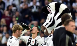 Cristiano Ronaldo ăn mừng ngôi vô địch Serie A với Juve