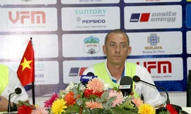 HLV Graechen cho rằng mặt sân Thống Nhất quá xấu.