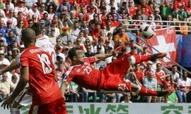 Xherdan Shaqiri lập siêu phẩm nhưng không thể cứu được Thụy Sĩ.