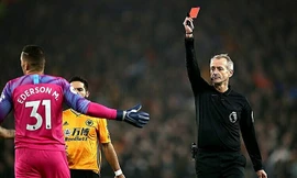 Thủ thành Ederson nhận thẻ đỏ ngay phút thứ 12.