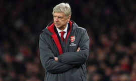 HLV Wenger liên tiếp cùng Arsenal trải qua những thất bại cay đắng.