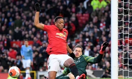 Pha bóng dẫn tới chấn thương của Anthony Martial.