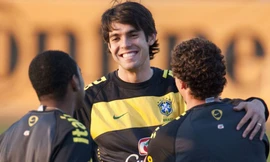 Chấn thương ở cơ đùi buộc tiền vệ Kaka phải rút khỏi ĐT Brazil dự Copa America 2016.