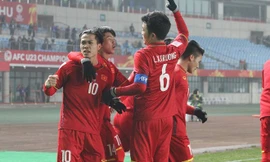 Đồng đội tặng quà đặt biệt cho Công Phượng.