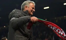 Mourinho bất ngờ cảm ơn trọng tài Michael Oliver.