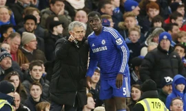 Zouma sơ ý tố cáo Mourinho.