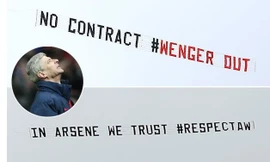 2 thông điệp trái ngược từ các CĐV Arsenal trên bầu trời sân The Hawthorns.